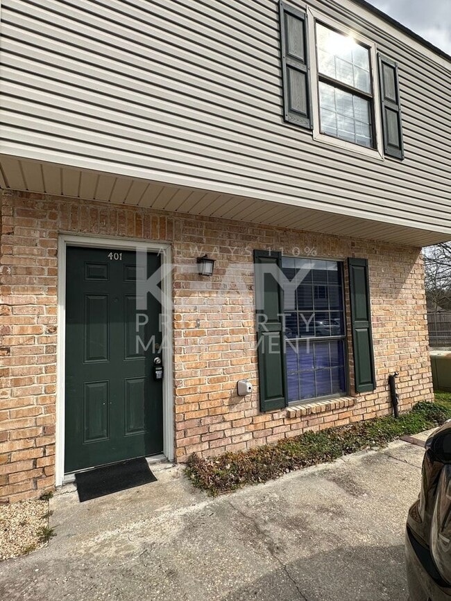 Building Photo - 2 Bed / 1.5 Bath Apartment COMING SOON! Unit #401