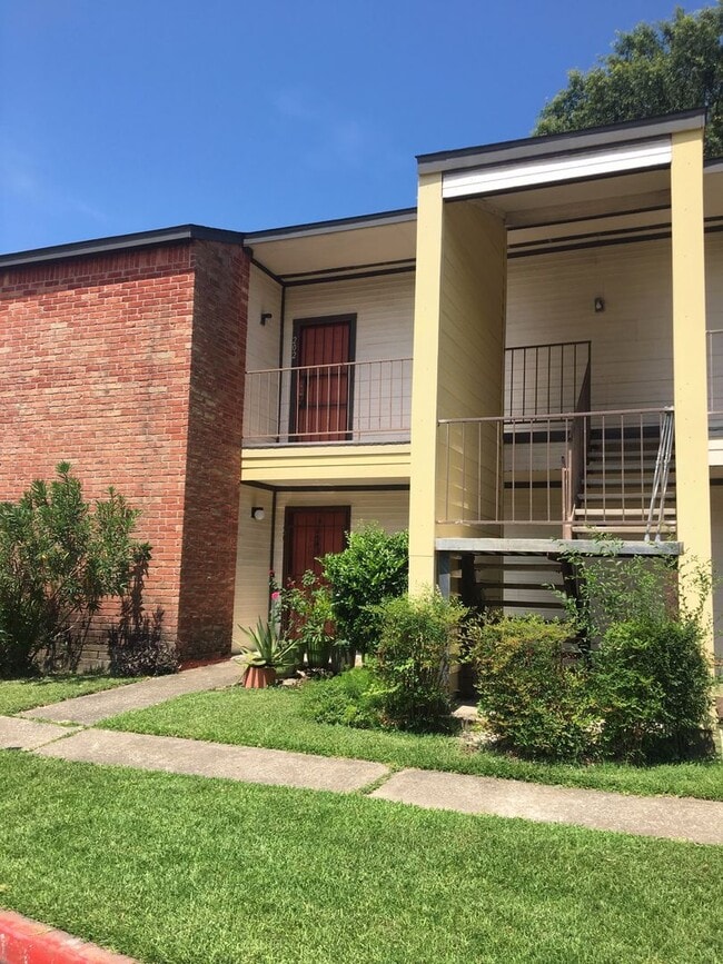 Building Photo - Clean and Bright 2 BR 2 BA Condo - Upstairs
