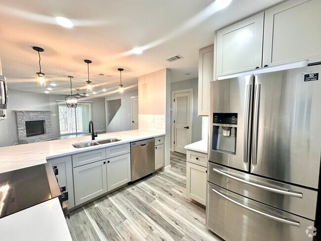 Building Photo - Beautifully Renovated 2B/2.5B Townhome wit...