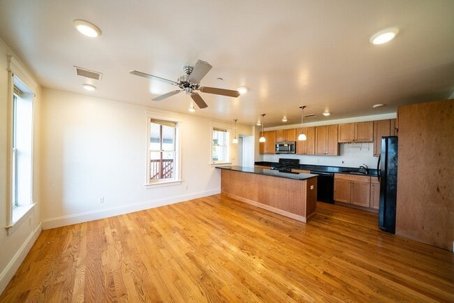 Building Photo - 6 Westminster Ave Unit 3 Rental