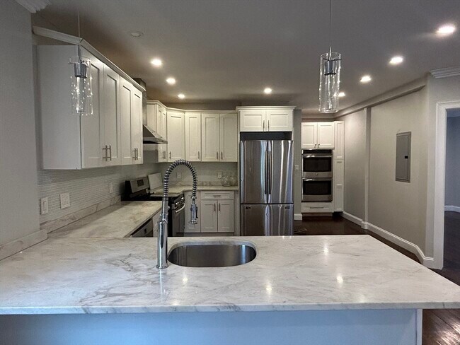 Building Photo - 69 Swan St Unit 1