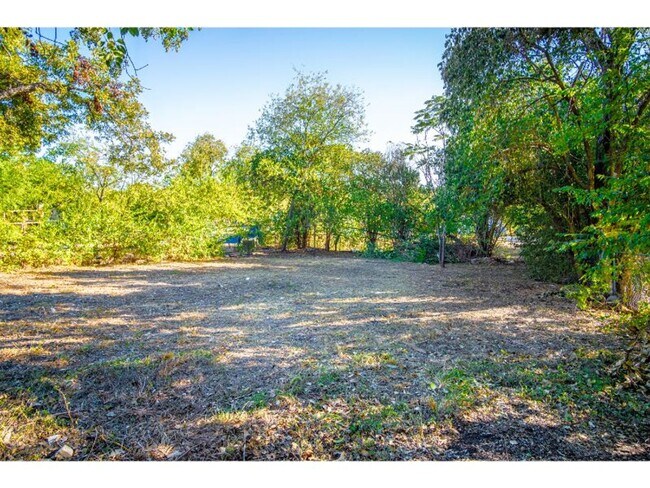 Building Photo - Great Amazing Home So Close to Downtown