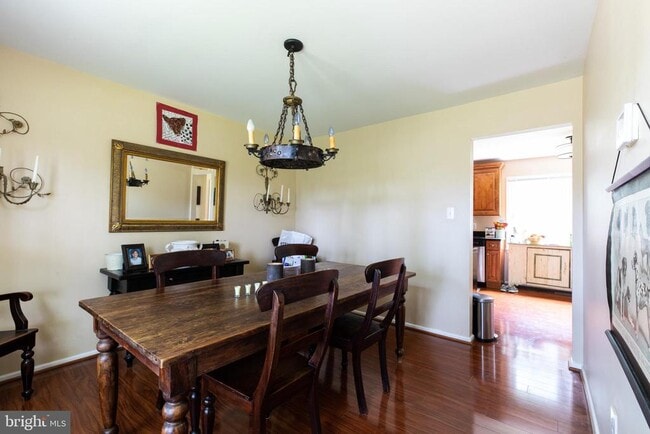 Photo - 2527 Lindley Terrace