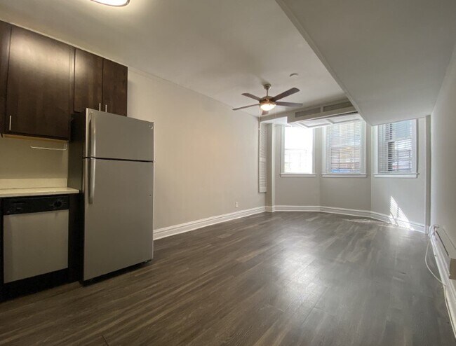 Bright espacio abierto de la sala de estar - 1953 N Cleveland