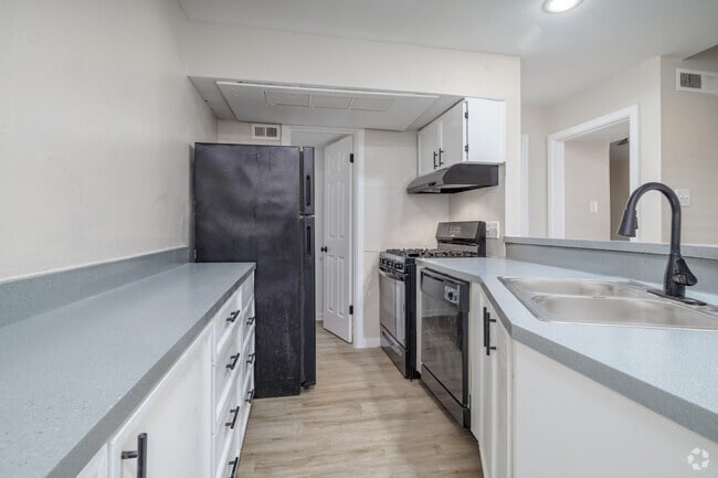 1BR, 1BA - 600SF Kitchen - Flats On Wakefield