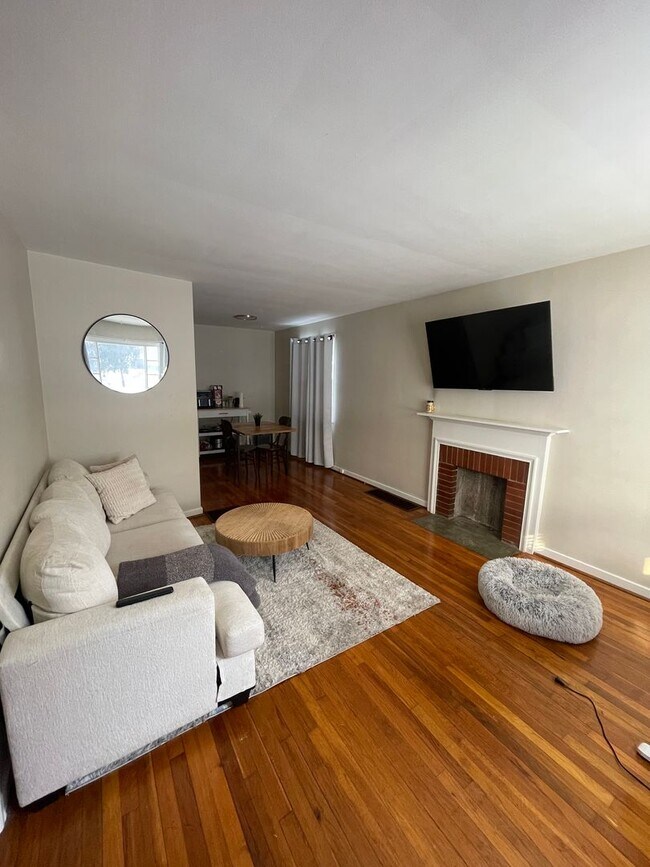 Photo - 2563 Medary Ave Unidad 1