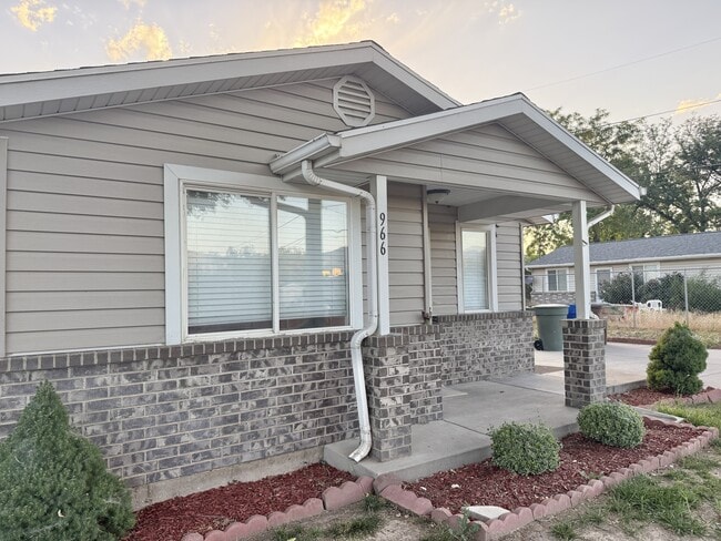 Photo - 966 Glendale St W