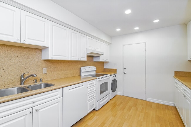 Photo - 4807 Woodley Ave Unit 208