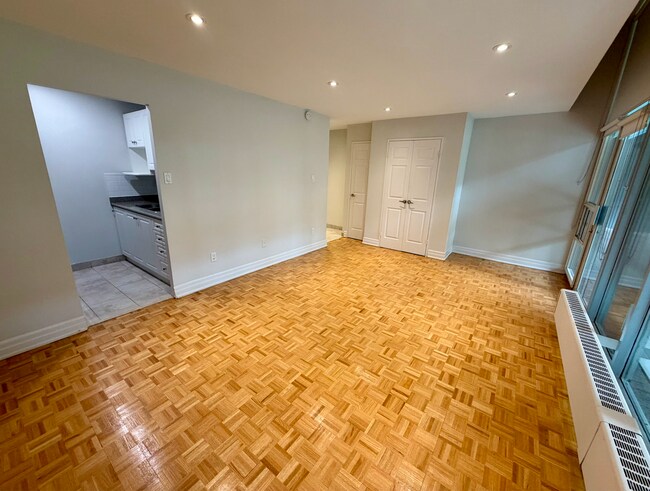 Building Photo - RENOVATED Bachelor with 1 Bath in PRIME ETOBICOKE - Royal York Gardens Unit BACH