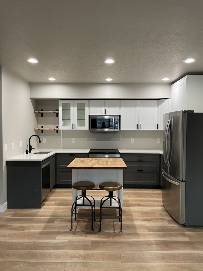 Photo - 4643 Balsam Dr Unit B