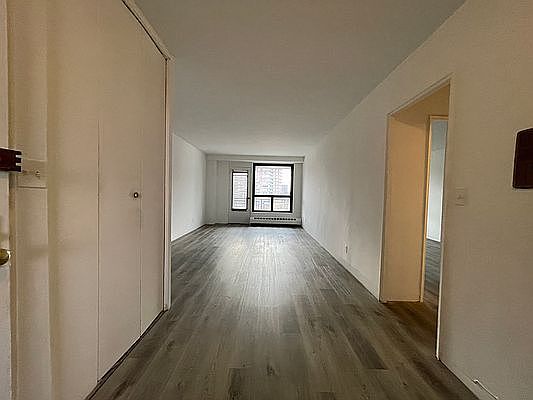 Building Photo - 61-35 98th St Unit 9L