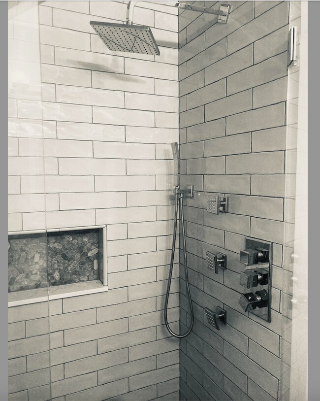 bath - 5601 Dunmoyle St Unit 2