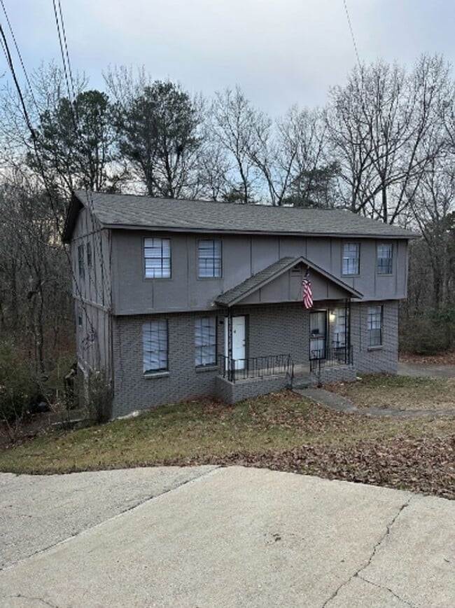 Building Photo - Charming Duplex for Rent- Spacious and Convenient Living!