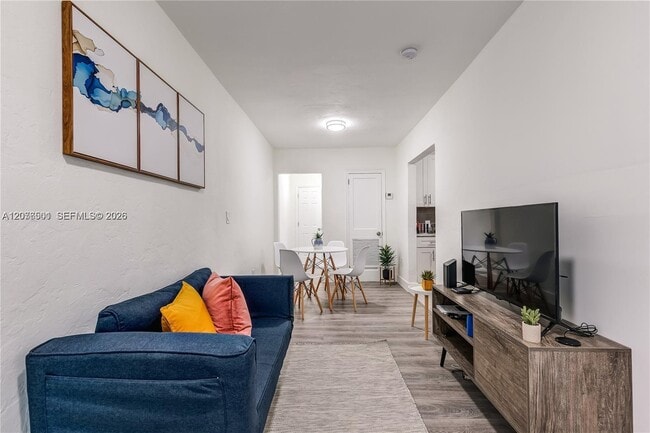 Building Photo - 327 NE 55th St Unit FURNISHED