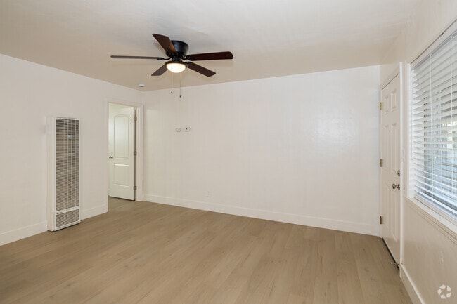 1BR, 1BA - 455SF - Living Room - Solana