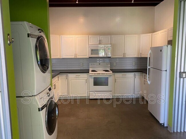 Photo - 2121 W Hayward Ave