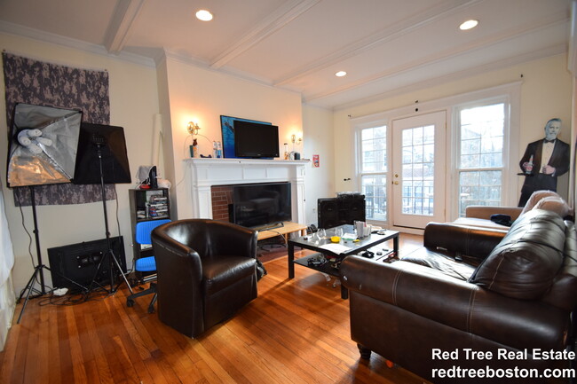 Building Photo - 81 Gibbs St Unit 2 Rental