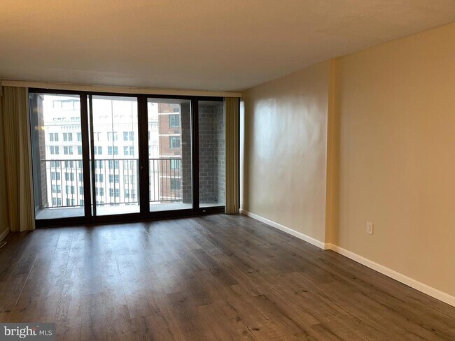 Building Photo - 1420 Locust St Unit 26D