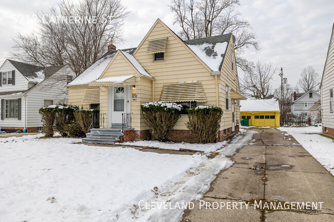 Wonderful Maple Hts Bungalow - Wonderful Maple Hts Bungalow House