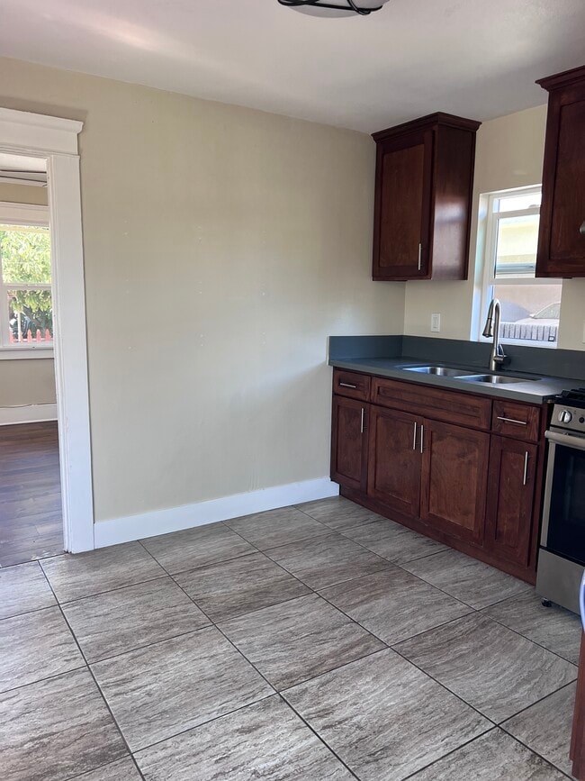 Photo - 2512 E 3rd St