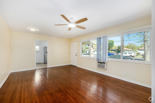 1BR, 1BA - 765SF - Living Room