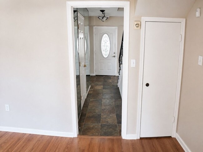 6 Hepburn Ln