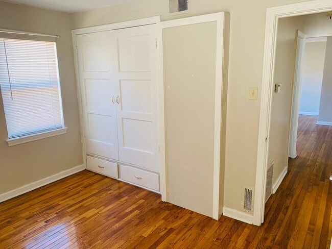 Bedroom - Mount Vernon Apartments