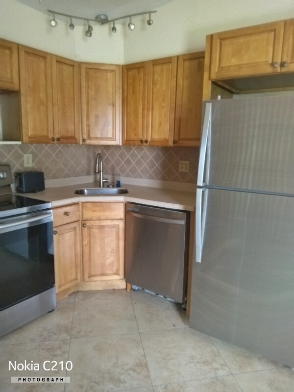 Photo - 355 Hastings St