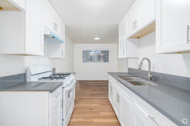 2BR, 1BA - 845SF - Kitchen