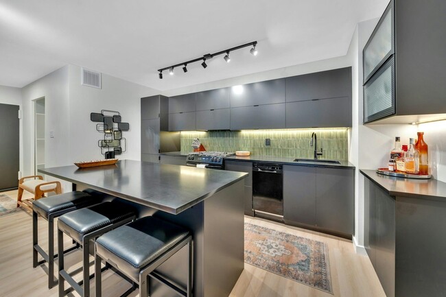 Building Photo - 6040 JFK Blvd E Unit 3-K