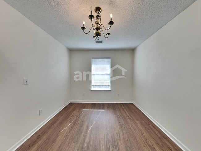 Photo - 505 Kingsman Ln