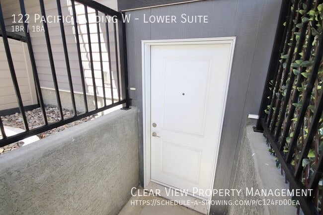 Photo - ??Showings available NOW at (403) 542-7568??Modern one bedroom, one bathroom basement suite locat... Unité Lower Suite