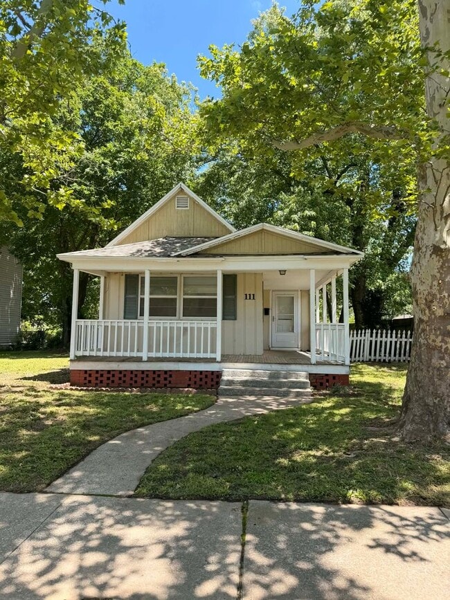 Photo - CUTE 2 BEDROOM / 1 BATHROOM HOUSE LOCATED RIGHT ACROSS FROM NORTH MIDDLE SCHOOL IN JOPLIN MO, OFF...