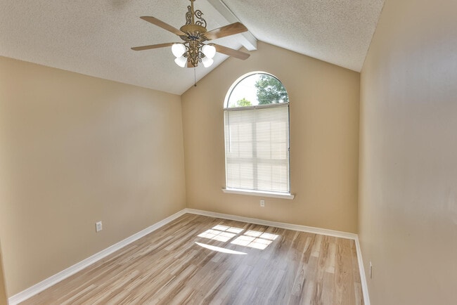 Photo - 213 Walker Cir W