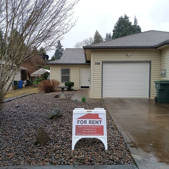 Building Photo - Outstanding Keizer Duplex is Ready For You!