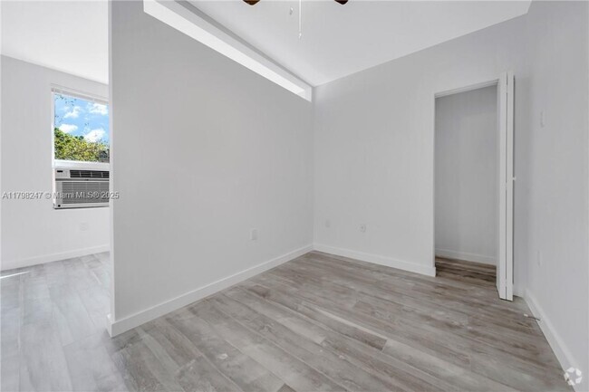 Building Photo - 1036 SW 5th St Unit 12 Rental