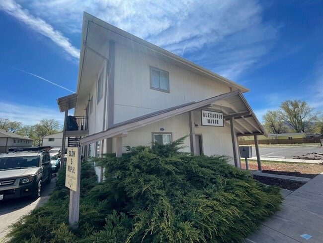 2 bed, 1 bath Upstairs Apartment - 2 bed, 1 bath Upstairs Apartment Unit 6