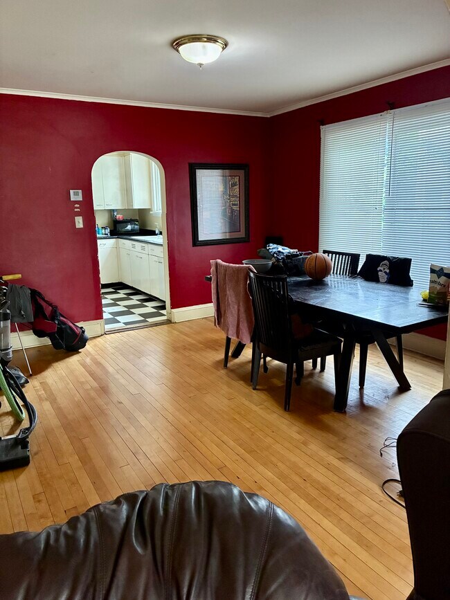 470 W Grand Ave