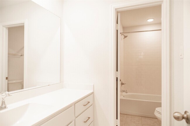 Photo - 208 Cambria Green Ln