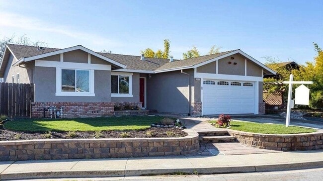 Building Photo - Beautiful 3 Bedroom Home Located in the City of Pittsburg.