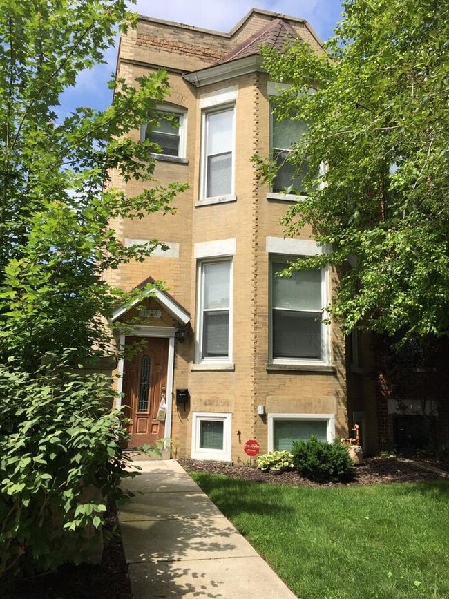 Building Photo - 1926 W Oakdale Ave Rental
