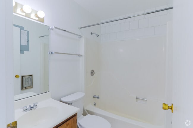 Maple Dr Apts 2BR, 1BA - 660SF