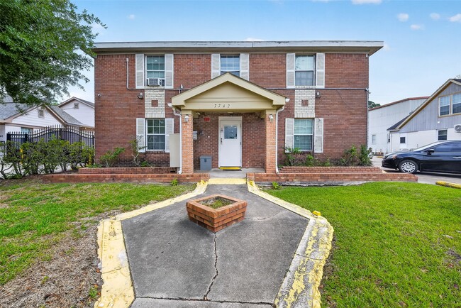 Building Photo - 7742 Park Pl Blvd Unit 4