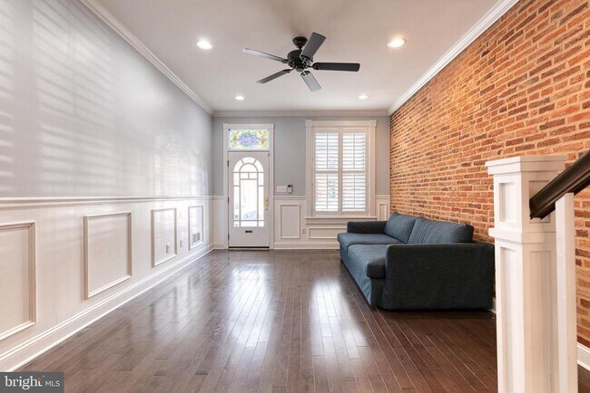 Photo - 2205 Bank St