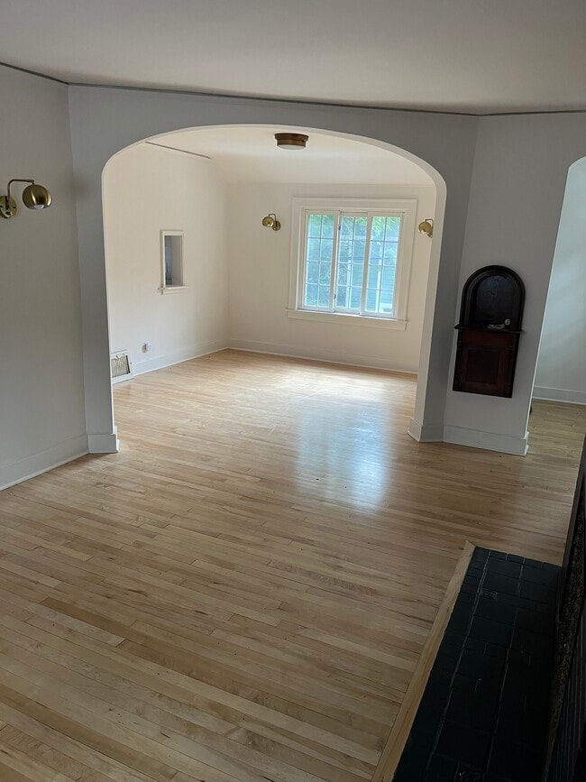 Building Photo - 1324 Wells St Unit 2 Rental