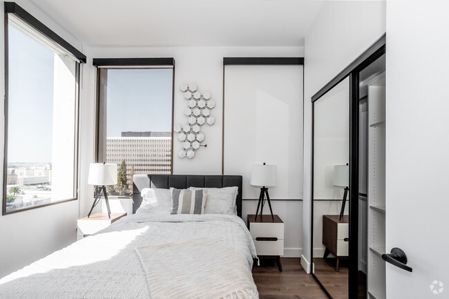2BR, 1BA - 679 SF