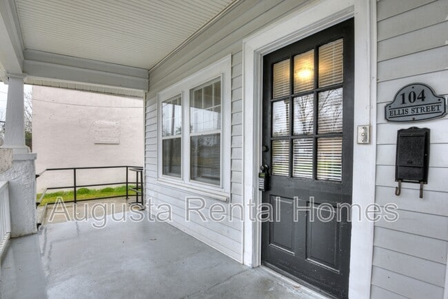 Photo - 104 Ellis St
