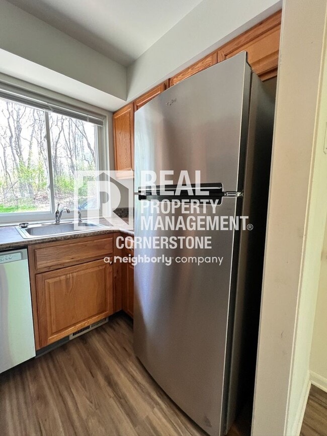 Building Photo - Move In Ready Townhome Unit 4