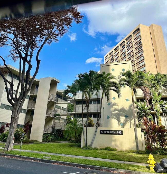 Building Photo - The Continental 2 bedroom, 1 bath, 1 assig... Rental