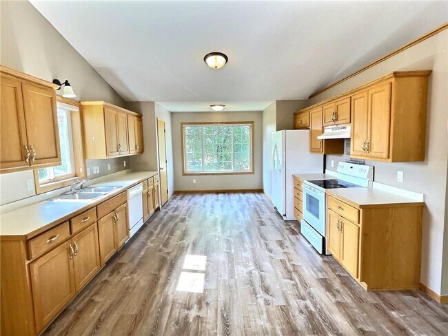 Photo - 6081 Bakken St
